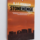 R. J. C. Atkinson : Stonehenge - pikkukuva 1