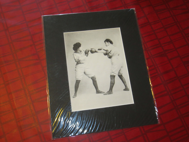 Vintage sisustustaulu yli 100 vuotta vanhasta kuvasta