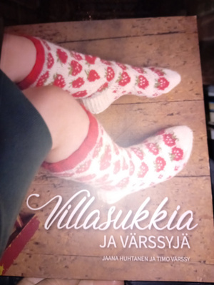 HUHTANEN -  VÄRSSY :  Villasukkia ja värssyjä ( SIS POSTIKUL