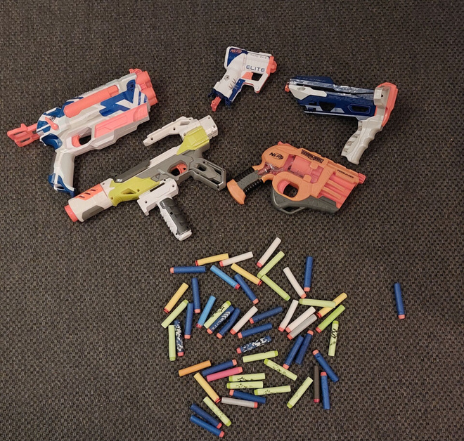 Nerf pehmonuoliaseita 5 kpl + panoksia 53 kpl
