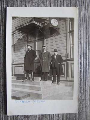 KOKKOLA.....miehet rautatieaseman rapuilla, vanha kuva.