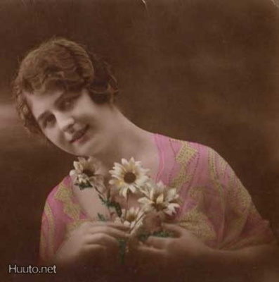 NAINEN / Unelmoiva tyttö ja krysanteemit, iltahämy. 1920-l.