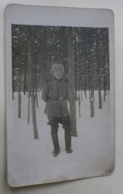 Suomalainen sotilas talvisessa metsässä, mv valokuva/kortti