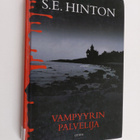 S. E. Hinton : Vampyyrin palvelija - pikkukuva 1
