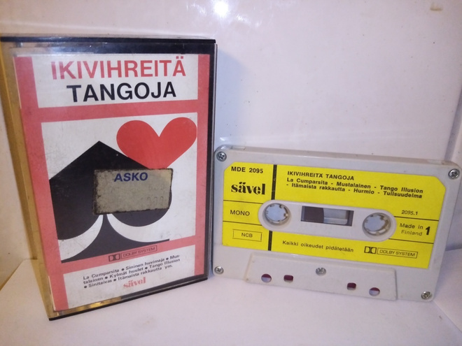 C-KASETTI :  IKIVIHREITÄ TANGOJA ( SIS POSTIKULU)