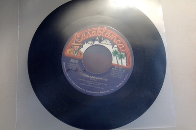 KISS :: C'MON AND LOVE ME :: RARE VINYYLI SINGLE US-1975 !!