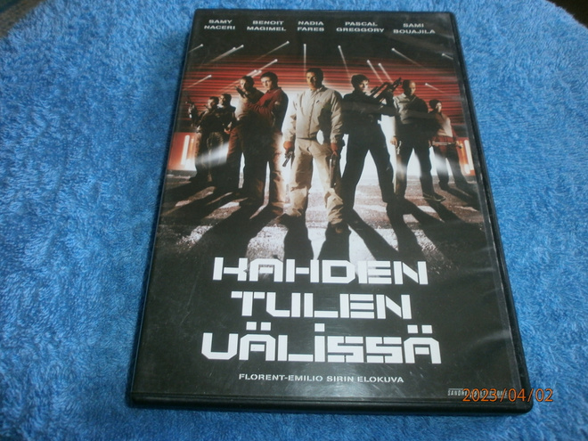 KAHDEN TULEN VÄLISSÄ    -    DVD
