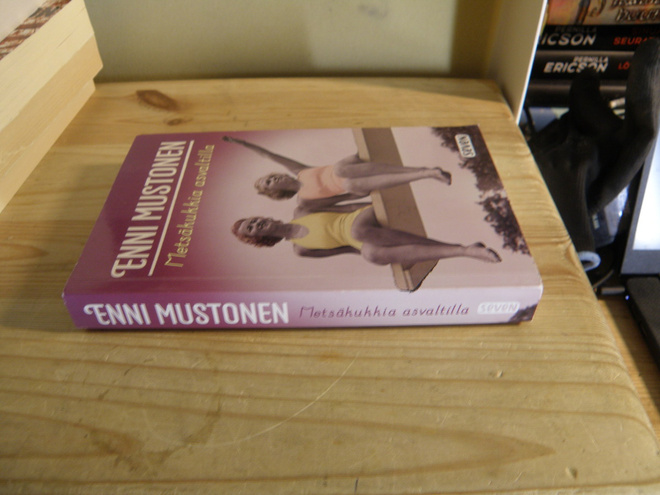 Enni Mustonen Metsäkukkia asvaltilla (nidottu)