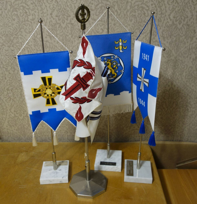 Kokoelma pöytästandaareja / viirejä mm. Mannerheimristi