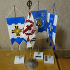 Kokoelma pöytästandaareja / viirejä mm. Mannerheimristi - pikkukuva 1