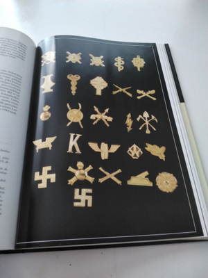 Vapaa Suomi suojeluskunnan ja lotta merkit kirja.