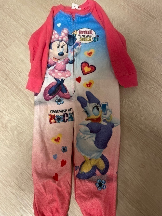 Minnie Mouse aiheinen fleecehaalari koossa 104cm.