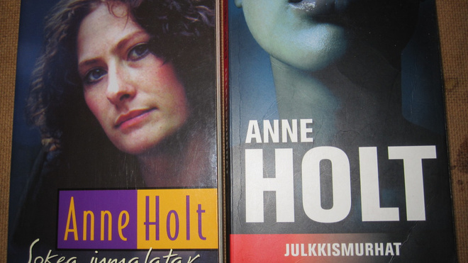 Anne Holt: Sokea jumalatar + Julkkismurhat