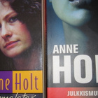 Anne Holt: Sokea jumalatar + Julkkismurhat - pikkukuva 1