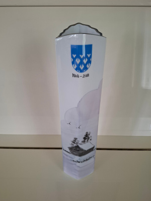 Upea korkea ja kapea maljakko, Ylihärmä aihe