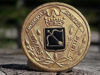 Kullanvärinen Vaakuna merkki 40 Luvuilta. Halkaisija - 24 mm