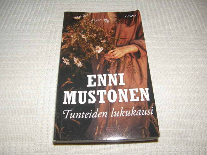 Enni Mustonen Tunteiden lukukausi  -pok