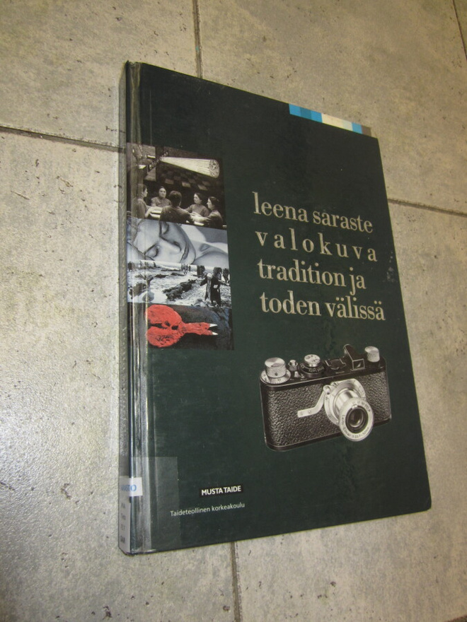 Leena Saraste : Valokuva tradition ja toden välissä