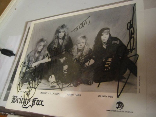 BRITNY FOX B/W PROMOKUVA KOKO BÄNDIN NIMMAREILLA