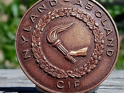 Velljekset Sundqvist leimalla. Pronssivärinen. Halkaisija -