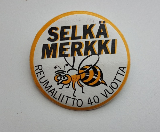 SELKÄMERKKI RINTANAPPI