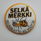 SELKÄMERKKI RINTANAPPI - pikkukuva 1