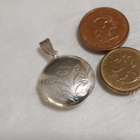 Hopeinen soikea kaiverrettu medaljonki riipus - pikkukuva 2