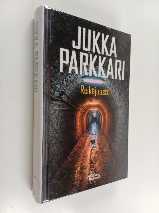 Jukka Parkkari : Reikäjuusto : romaani sotilaallisesta va...