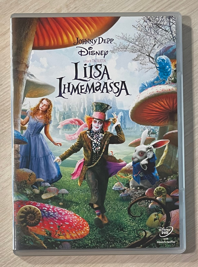 Tim Burton: LIISA IHMEMAASSA (2010) Johnny Depp