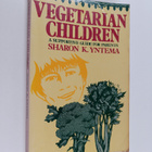 Sharon K. Yntema : Vegetarian children : a supportive gui... - pikkukuva 1