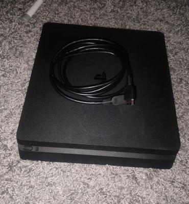 Ps4 konsoli+2 ohjainta
