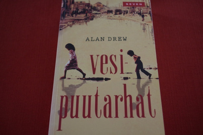 Alan Drew: Vesipuutarhat (2010)