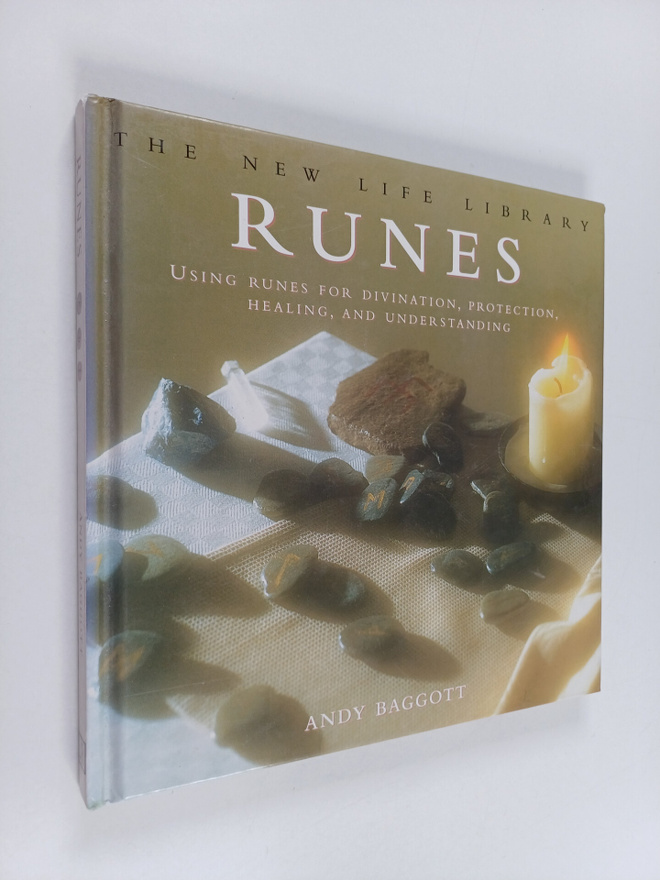 Terry Hewitt ym. : Runes : Using runes for divination, pr...