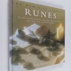 Terry Hewitt ym. : Runes : Using runes for divination, pr... - pikkukuva 1