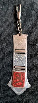 Suomen Leijoakuna vintage taskukellon perä 1940-1960-luvulta