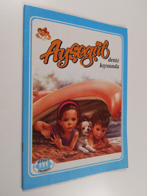 Aysegul deniz kiyisinda