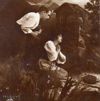 RAKKAUS / Rakastunut pari unelmoi kukkulalla. 1900-l.