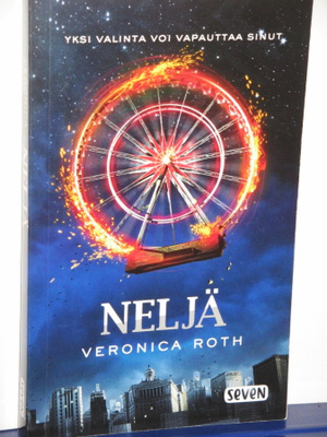 Veronica Roth : NELJÄ