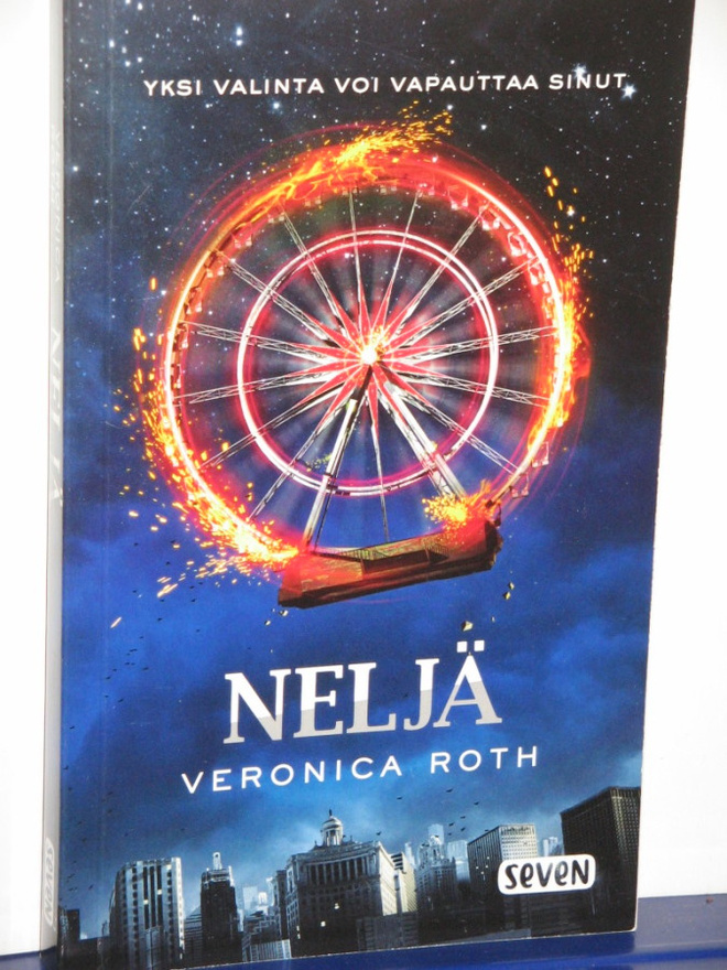 Veronica Roth : NELJÄ