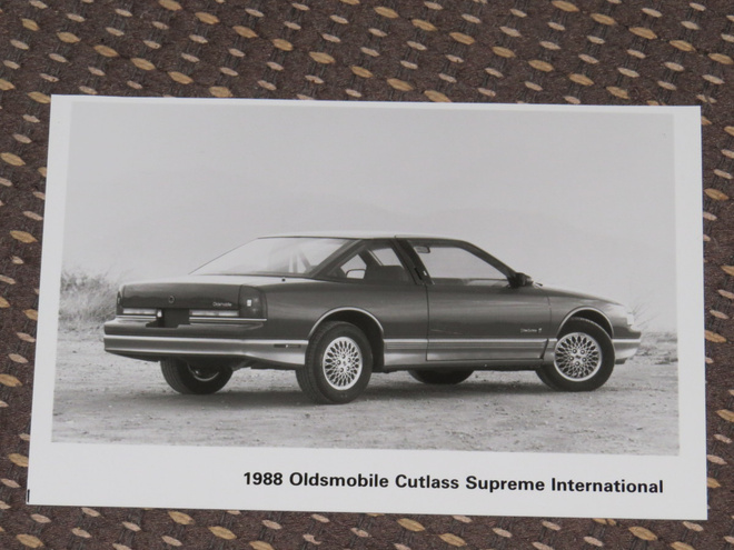 1988 Oldsmobile Cutlass Supreme International pressikuva