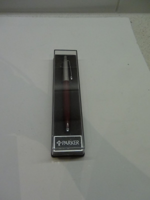 PARKER  KYNÄ  +  OMA  KOTELO