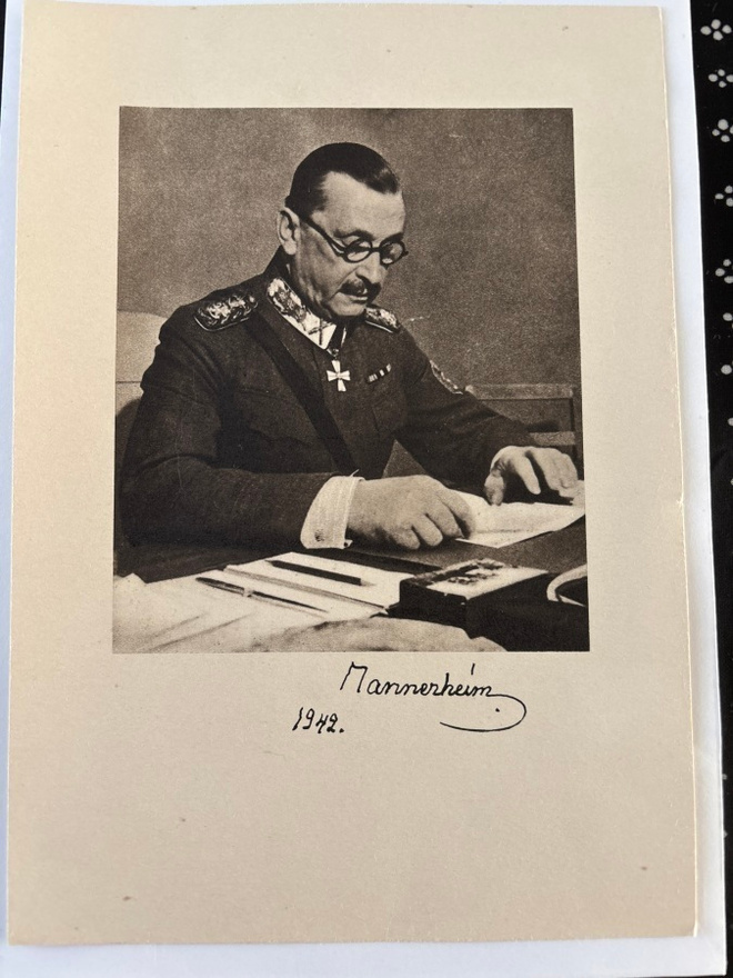 Maanpuolustuksen metalli- ja kumikeräys v. 1942