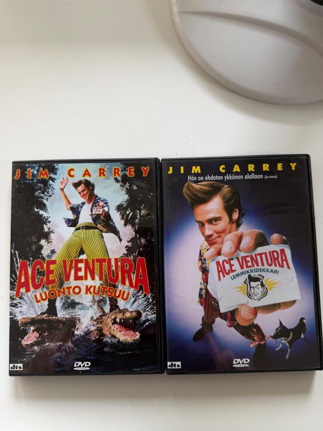 Ace Ventura Lemmikkidekkari & Luonto kutsuu