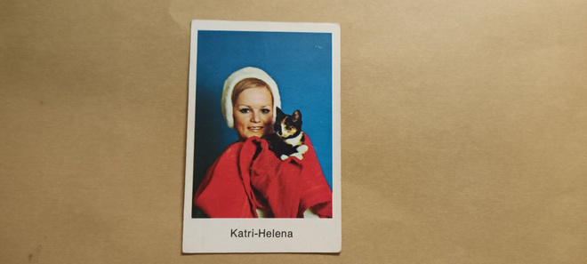 Katri Helena. Puhelinlangat laulaa.