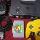 N64 konsoli originaalit piuhat, ohjain ja Mario 64 - pikkukuva 1