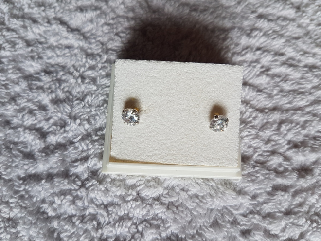 Upeat hopeakorvakorut 5 mm Zirkonilla