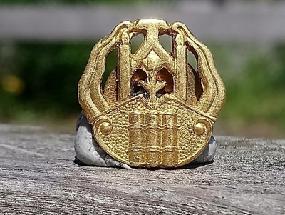 Kullanvärinen merkki. Halkaisija - 18 mm. Hyväkuntoinen.