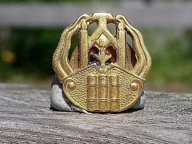 Kullanvärinen merkki. Halkaisija - 18 mm. Hyväkuntoinen.
