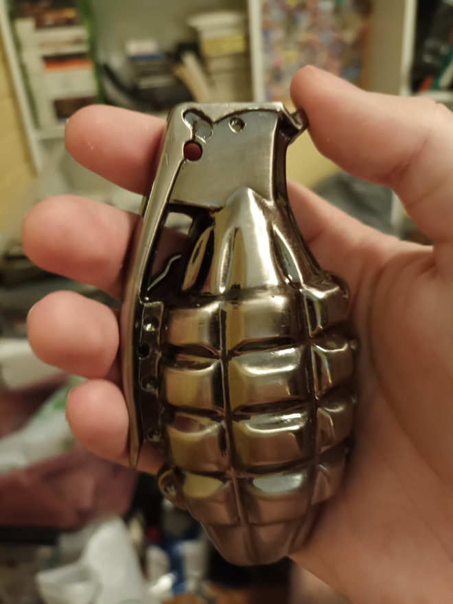 Metallinen granaatti vyösolki