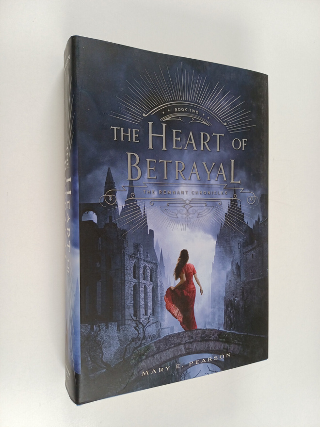 Mary E. Pearson : The heart of betrayal